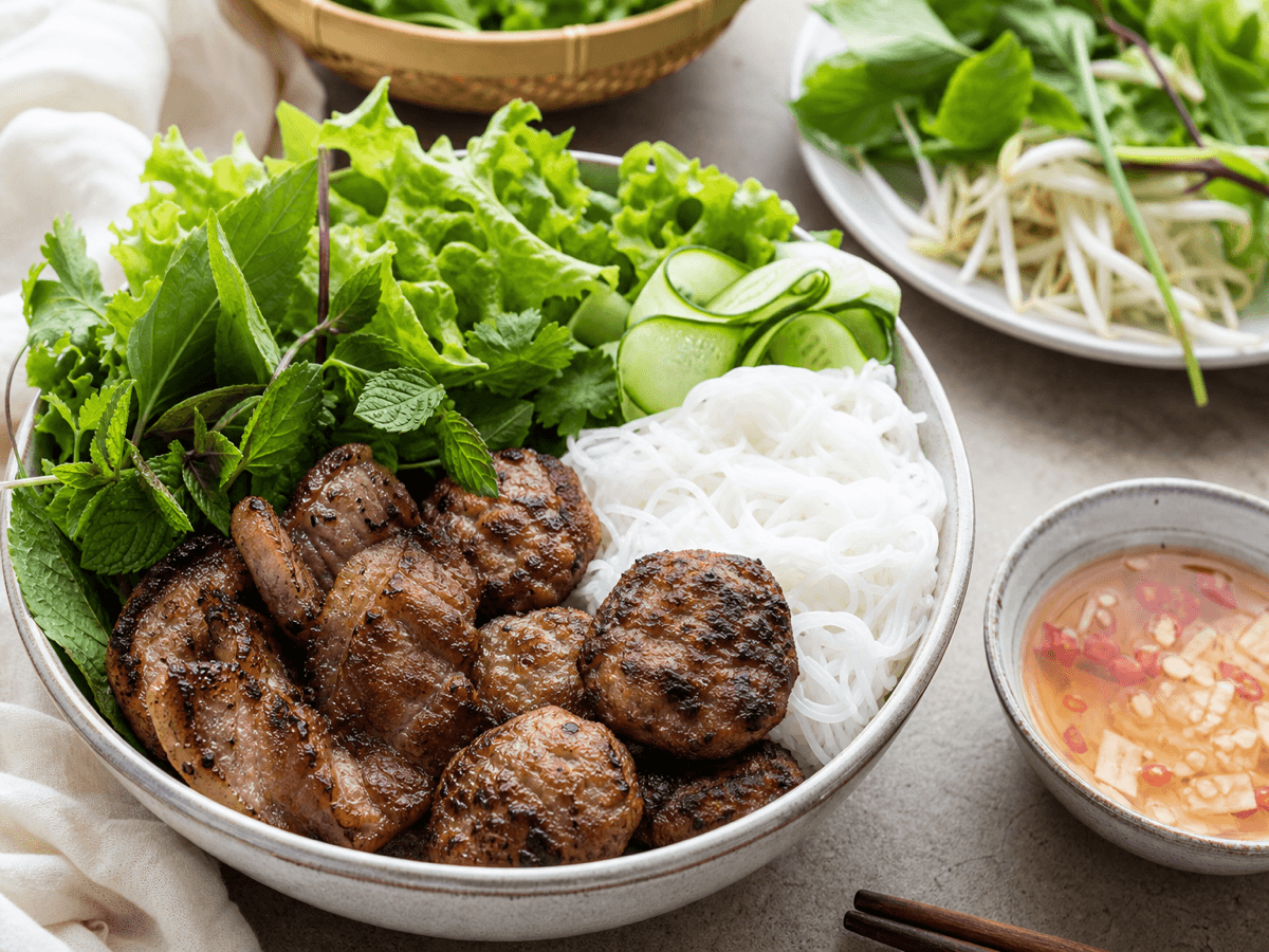 Bun cha med hvidvin — serveret ret