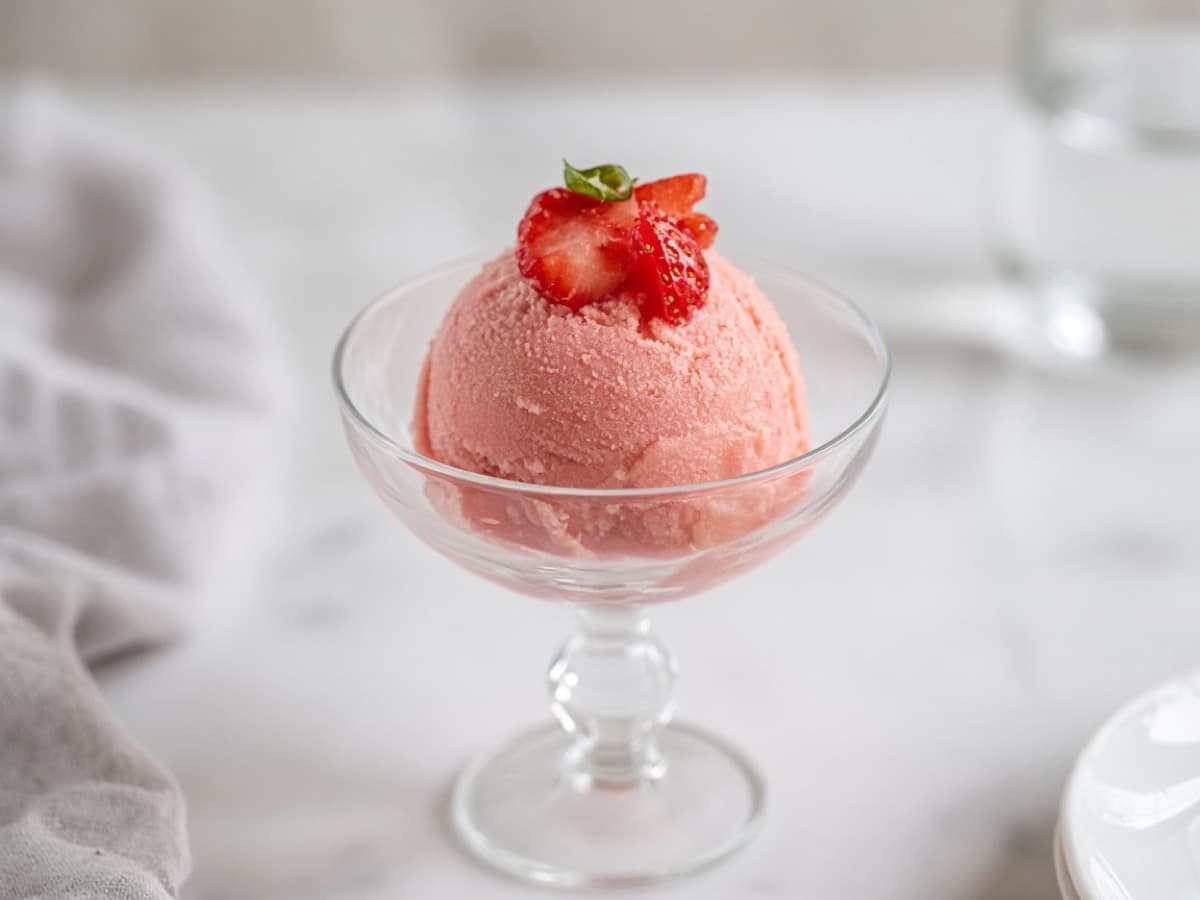 Champagne- og jordbærsorbet som ganerenser — serveret ret