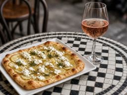 Pizza bianca — serveret ret