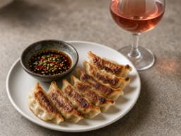 Sprøde gyoza med kold rødvin — serveret ret